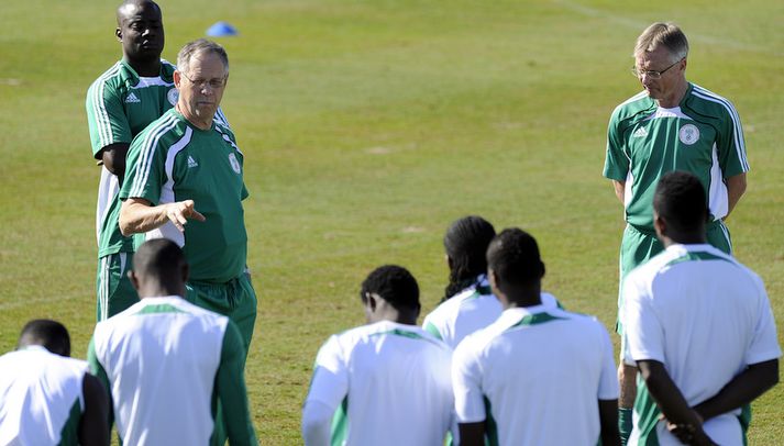 Lars Lagerback talar við leikmenn Nígeríu.