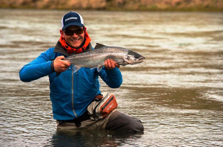 Siggi Bjössi með fyrsta laxinn úr Blöndu í sumar en hann tók Willie Gun á suðurbakka Breiðunnar