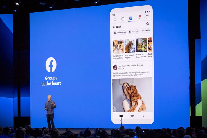 Mark Zuckerberg sést hér á kynningunni í dag ræða um þær breytingar sem gera á á Facebook-appinu.