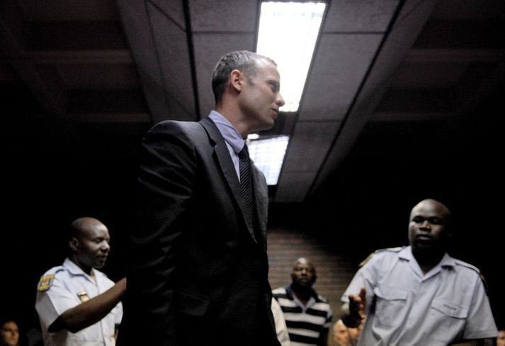 Oscar Pistorius Pistorius var leiddur fyrir dómara á föstudag. NordicPhotos/AFP