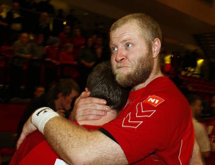 Sigfús Sigurðsson huggar félaga sinn í kvöld.