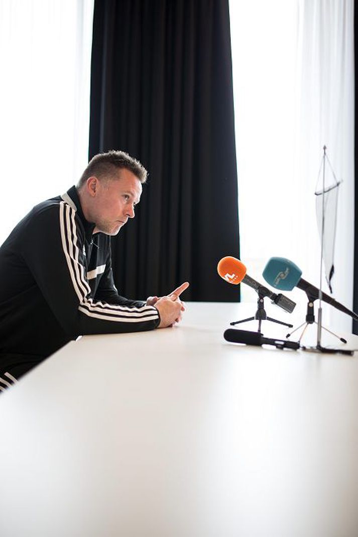 Heimir Guðjónsson, þjálfari FH, sést hér hlusta á spurningu á blaðamannafundi í gær.