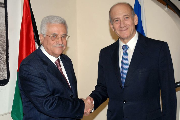 Mahmoud Abbas og Ehud Olmert á fundi í Jerúsalem í dag.