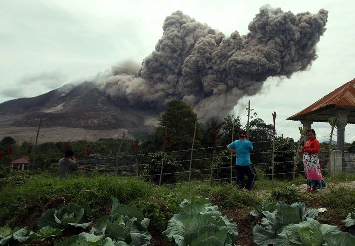 Íbúar nærliggjandi byggða hafa áhyggjur af öskunni úr Sinabung.