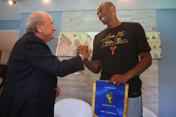 Kobe Bryant með Sepp Blatter, forseta FIFA, á dögunum.