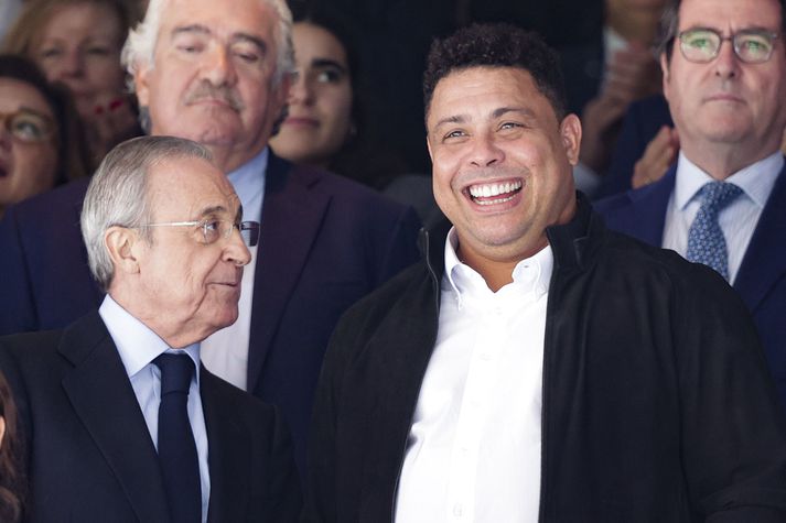 Ronaldo Nazario sést hér með með Florentino Perez, forseta Real Madrid.