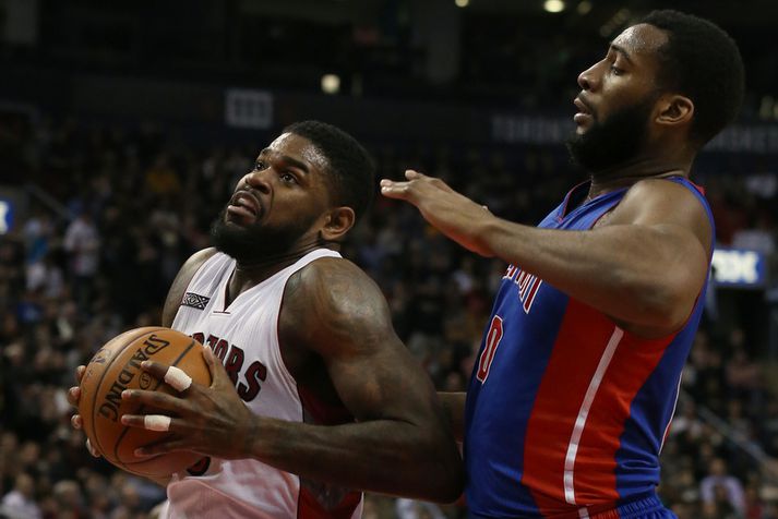 Amir Johnson í baráttunni við Andre Drummond.