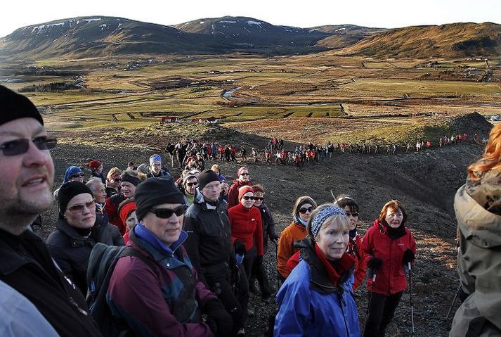 Metþátttaka var í morgungöngu Ferðafélags Íslands í gærmorgun þegar gengið var á Mosfell við sólarupprás. Fréttablaðið/gva