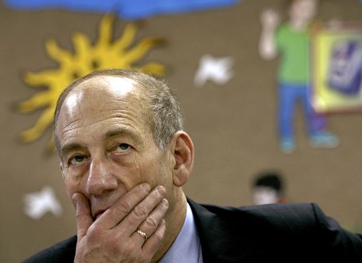 Ehud Olmert forsætisráðherra íSRAELS Ísraelska ríkisstjórnin er orðin afhuga „vegvísi“ Bandaríkjamanna og stefnir nú á að fjölga íbúðum á herteknu svæðunum um ríflega sjö hundruð.