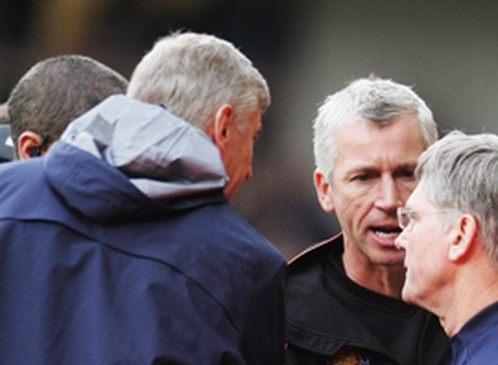 Pardew og Wenger hnakkrifust í lok leiksins og þurfti að skilja þá að.