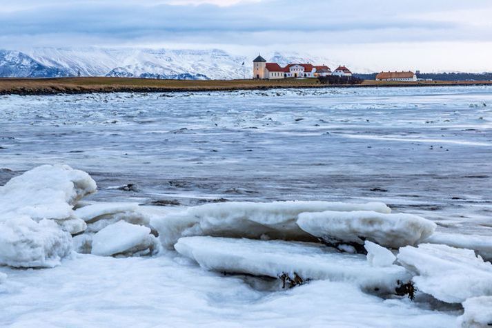 Gera má ráð fyrir slydduéljum eða skúrum sunnan- og vestantil framan af morgni.