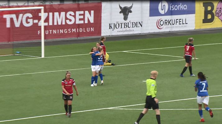 Birna Jóhannsdóttir fagnar Hildigunni eftir að hún kom Stjörnunni í 0-1 gegn HK/Víkingi.