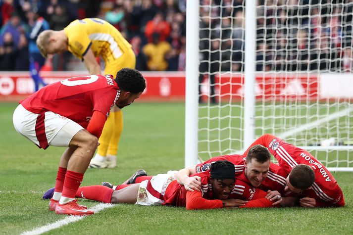 Chris Wood fagnar einu marka sinna með þeim Anthony Elanga, Morgan Gibbs-White og Elliot Anderson. Nottingham Forest fór á kostum í dag.