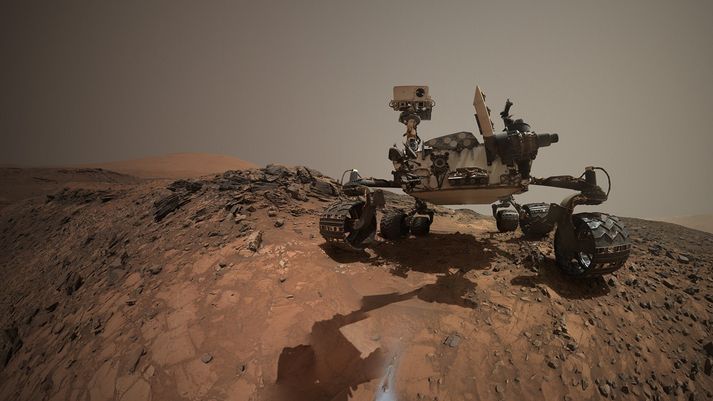 Sjálfsmynd sem Curiosity-jeppinn tók af sér í hlíðum Sharp-fjalls á Mars árið 2015.