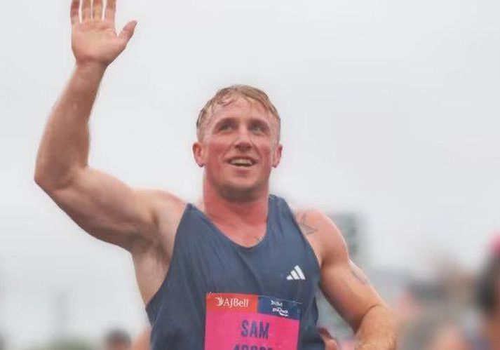 Sam Wealleans á ferðinni í Great North Run hlaupinu, skömmu áður en hann lést.