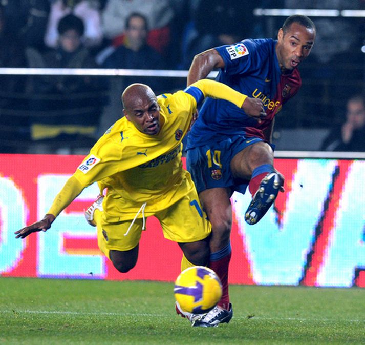 Thierry Henry í baráttunni við Marcos Senna.