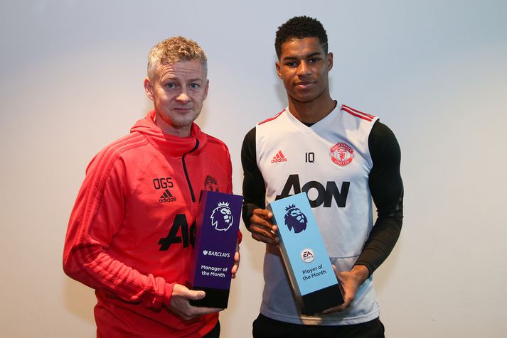 Marcus Rashford og Ole Gunnar Solskjær með verðlaun sín.