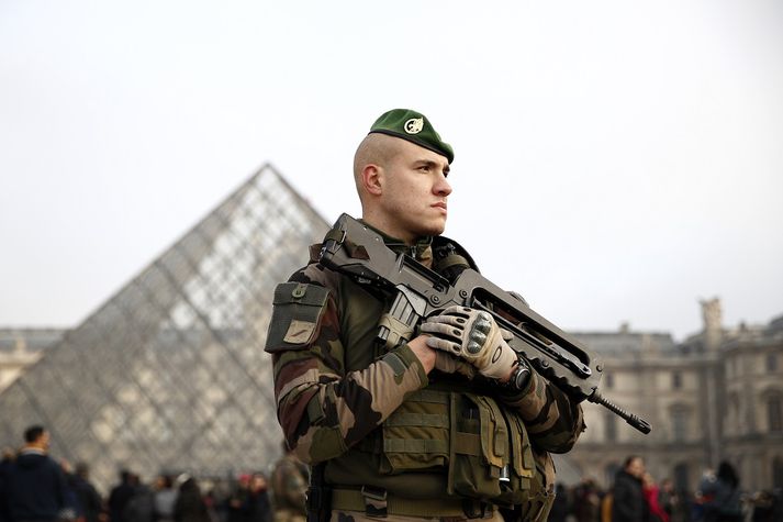 Maðurinn réðst á franska hermenn sem voru við Louvre safnið.