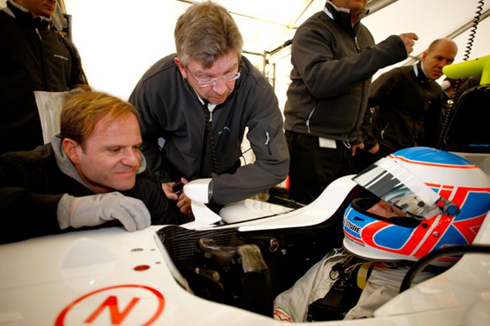 Ross Brawn ræðir málin við Jenson Button og Rubens Barrichello sem hafa forystu í stigamótinu.