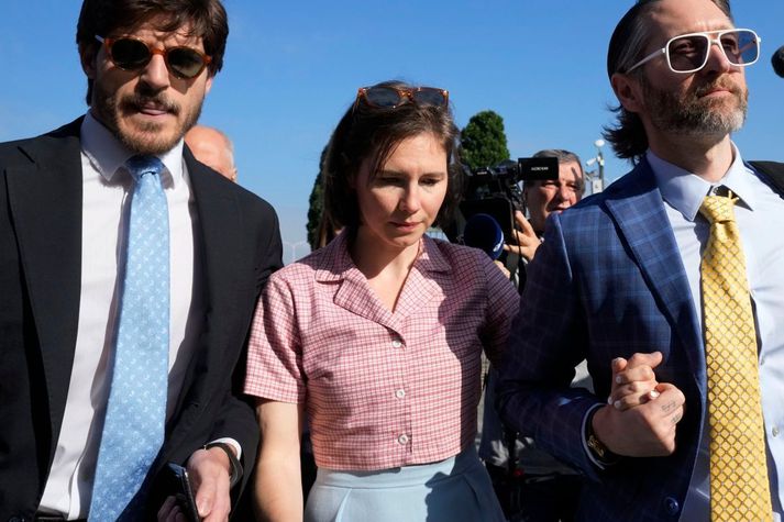 Amanda Knox ásamt eiginmanni sínum og lögmanni í Flórens í fyrra.