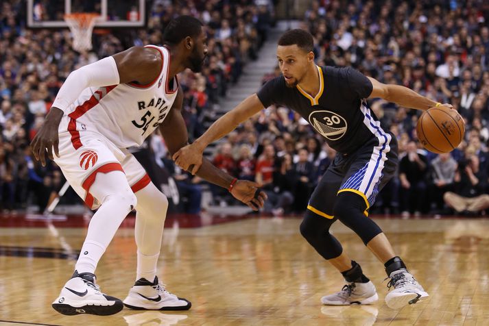 Curry fór á kostum í nótt og leikur hér á Patrick Patterson, leikmann Raptors.