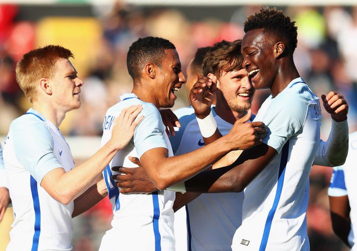 Tammy Abraham fagnar með félögum sínum í enska 21 árs landsliðinu.