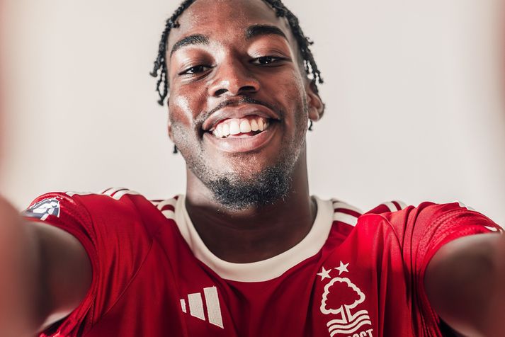 Anthony Elanga kominn í búning Nottingham Forest.