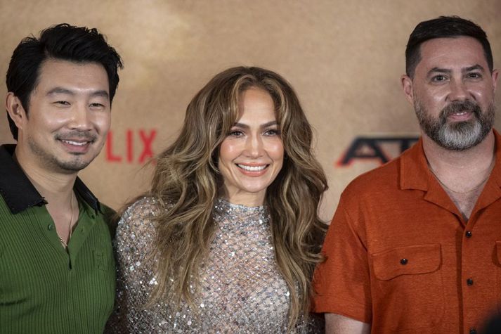 Simu Liu meðleikari Jennifer Lopez og leikstjóri myndarinnar Atlas, Brad Petyon.