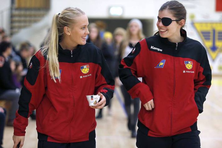 Rut Jónsdóttir og Stella Sigurðardóttir á leiknum í kvöld.