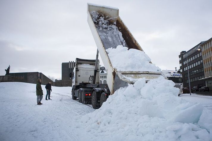 Eitt tonn af snjó var flutt úr Bláfjöllum og sturtað á Arnarhól í gær.