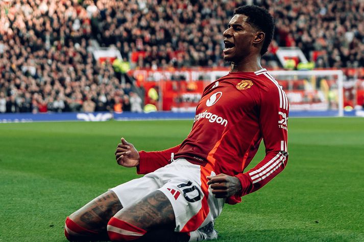 Marcus Rashford fagnar hér seinna markinu sínu á móti Everton í dag.