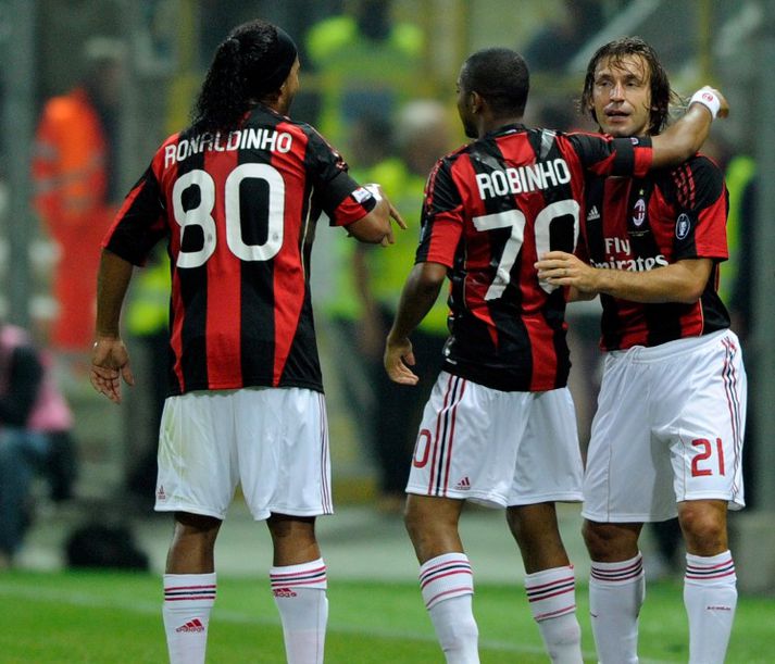 Pirlo með Robinho og Ronaldinho.