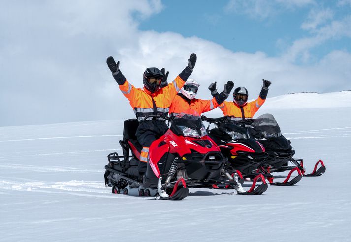 Hægt er að nýta gjafabréf frá Arctic Adventures í ótal skemmtilegar ferðir, t.d. í snjósleðaferðir, hvalaskoðun, jöklagöngu og hellaskoðun. 