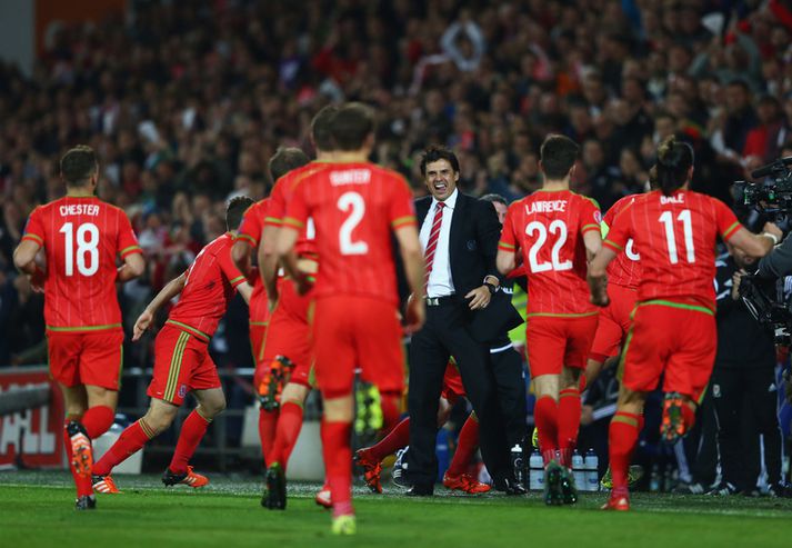 Chris Coleman fagnar með leikmönnum sínum þegar EM-sætið var í húsi hjá velska landsliðinu.