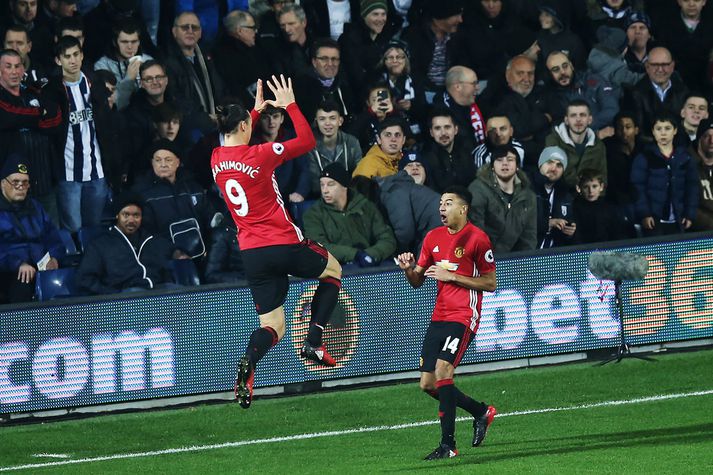 Zlatan fagnar með Jesse Lingard sem virðist hálf smeykur við Svíann.