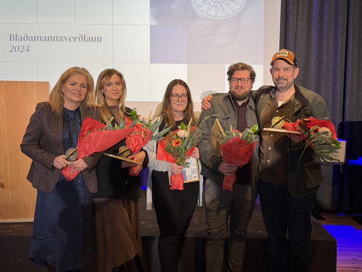 Vinnningshafar kvöldsins. Frá vinstri: Berghildur Erla Bernharðsdóttir, Eva Björk Benediktsdóttir, RÚV, Sunna Ósk Logadóttir og Bjartmar Oddur Þeyr Alexandersson, Heimildinni, og Freyr Gígja Gunnarsson, RÚV.