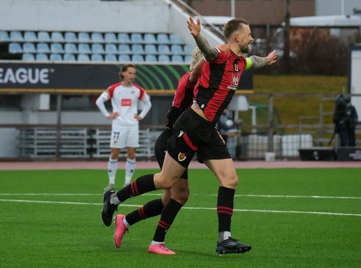 Nikolaj Hansen skoraði fyrsta markið en skot hans skoppaði heppilega af varnarmanni.