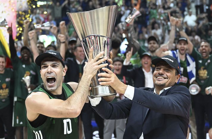 Þjálfari og fyrirliði Panathinaikos, Ergin Ataman og Kostas Sloukas, fagna sigri liðsins í EuroLeague á síðustu leiktíð.