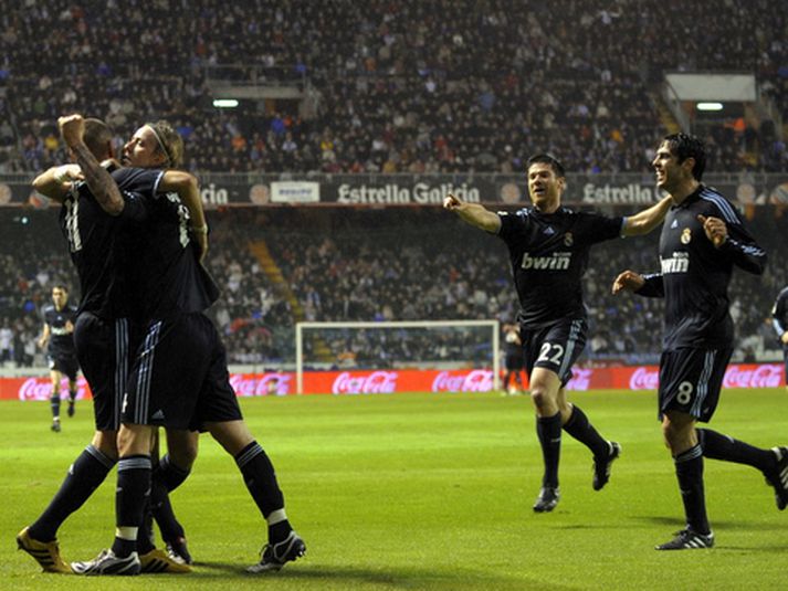 Karim Benzema og Guti fagna sirkusmarkinu í kvöld.