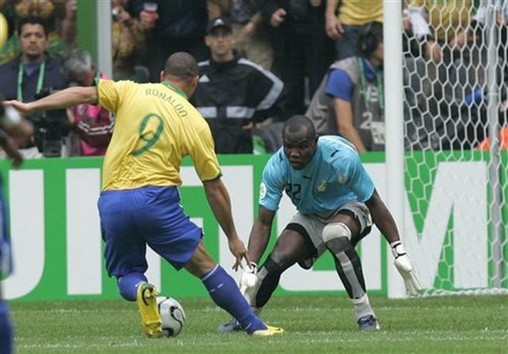 Ronaldo tekur hér skærin framhjá markverði Gana