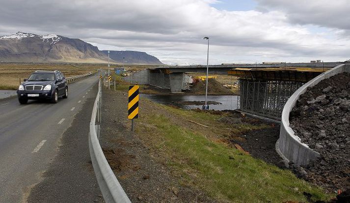 Unnið er að tvöföldun brúarinnar yfir Haffjarðará og verður nýja brúin tilbúin í haust.
fréttablaðið/pjetur