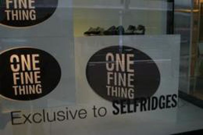 Búðargluggi í Selfridges sem hefur væntanlega verið tæmdur á útsölunni í dag.