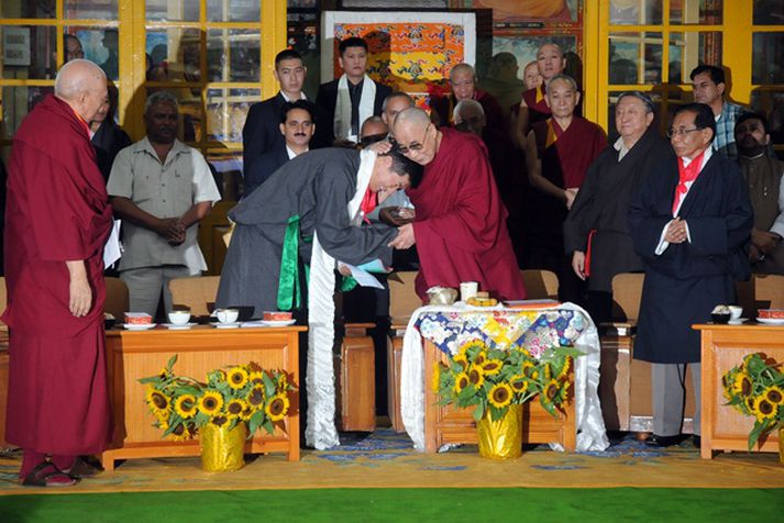 Dalai Lama blessar Lobsang Sangay í vígsluathöfn nýja forsætisráðherrans. Dalai Lama verður þó áfram trúarlegur leiðtogi landsins.