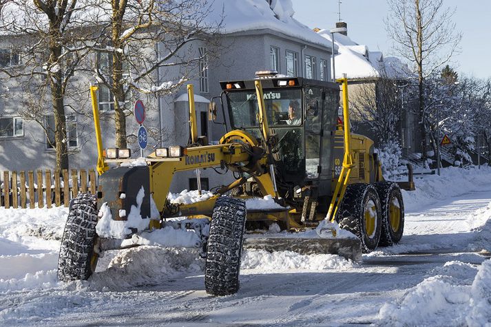 Snjó hefur verið mokað í allan dag.