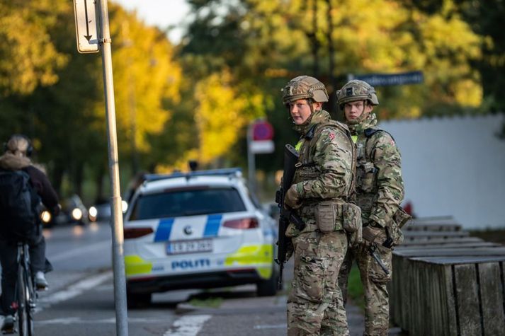 Vopnaðir lögreglumenn standa vörð við ísraelska sendiráðið í Kaupmannahöfn eftir sprengingarnar í morgun.