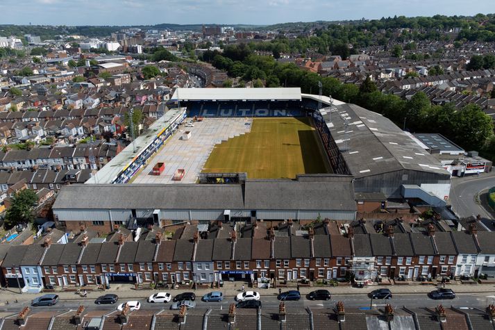 Verið að lappa upp á Kenilworth Road, heimavöll Luton Town. 