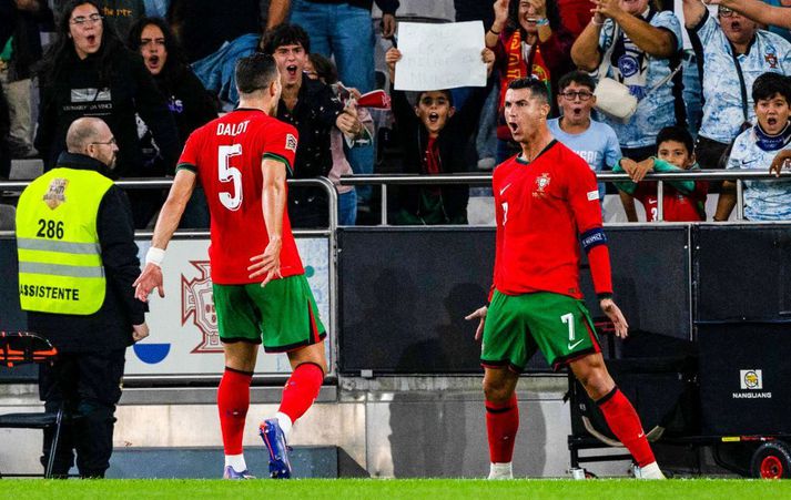 Cristiano Ronaldo fagnaði sigurmarkinu í kvöld að hætti hússins.