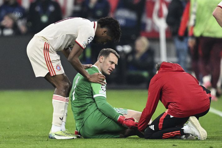 Manuel Neuer er hér sestur meiddur í grasið í leik Bayern München og Bayer 04 Leverkusen í Meistaradeildinni á miðvikudagskvöldið.