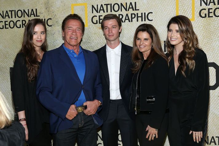 Arnold Schwarzenegger og Maria Shriver sjást hér saman árið 2017. Með þeim má sjá þrjú af fjórum börnum sem þau eiga saman, Christina, Patrick og Katherine.