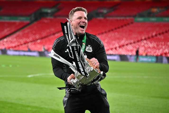 Liverpool v Newcastle United - Carabao Cup Final LONDON, ENGLAND - MARCH 16: Eddie Howe, the manager of Newcastle United F.C. celebrates with the trophy after wining the Carabao Cup Final between Liverpool and Newcastle United at Wembley Stadium on March 16, 2025 in London, England. (Photo by Sebastian Frej/MB Media/Getty Images)